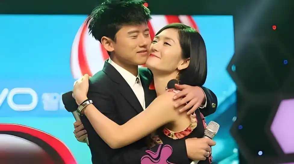 离婚传闻不足一年，张杰盛大宣布喜讯，揭开姐弟恋的“遮羞面纱”