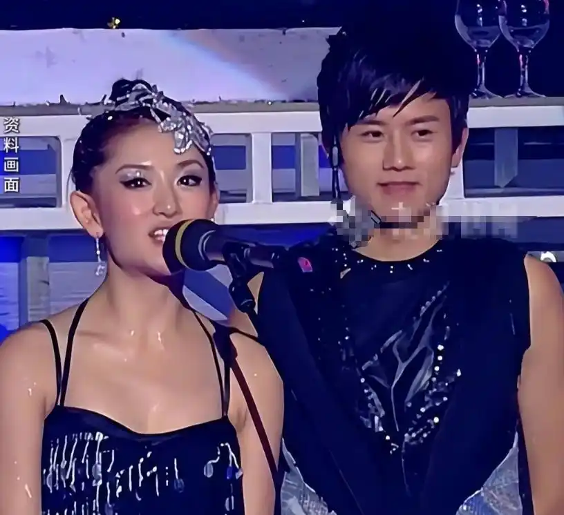 离婚传闻不足一年，张杰盛大宣布喜讯，揭开姐弟恋的“遮羞面纱”