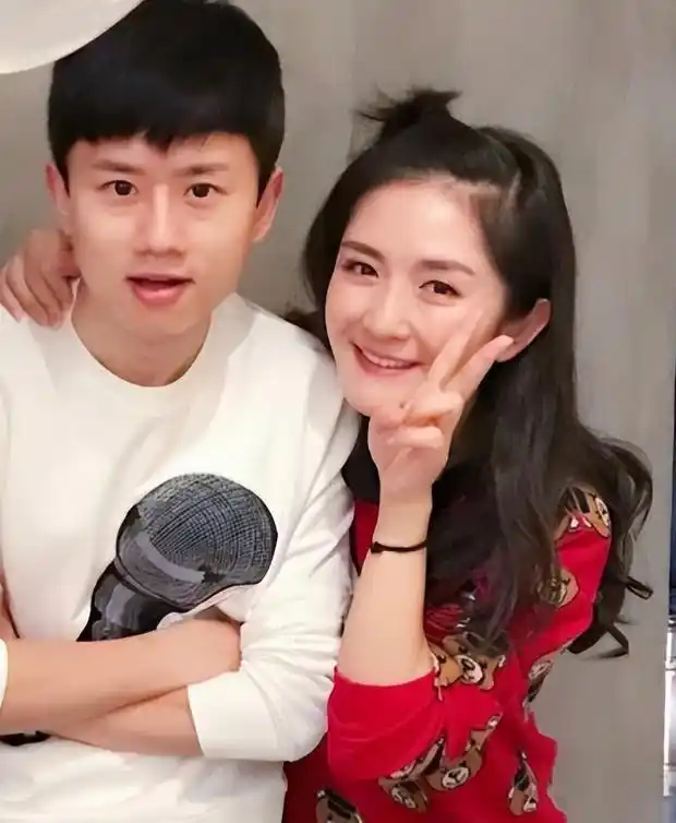 离婚传闻不足一年，张杰盛大宣布喜讯，揭开姐弟恋的“遮羞面纱”