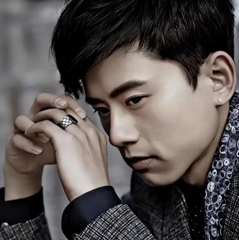 离婚传闻不足一年，张杰盛大宣布喜讯，揭开姐弟恋的“遮羞面纱”