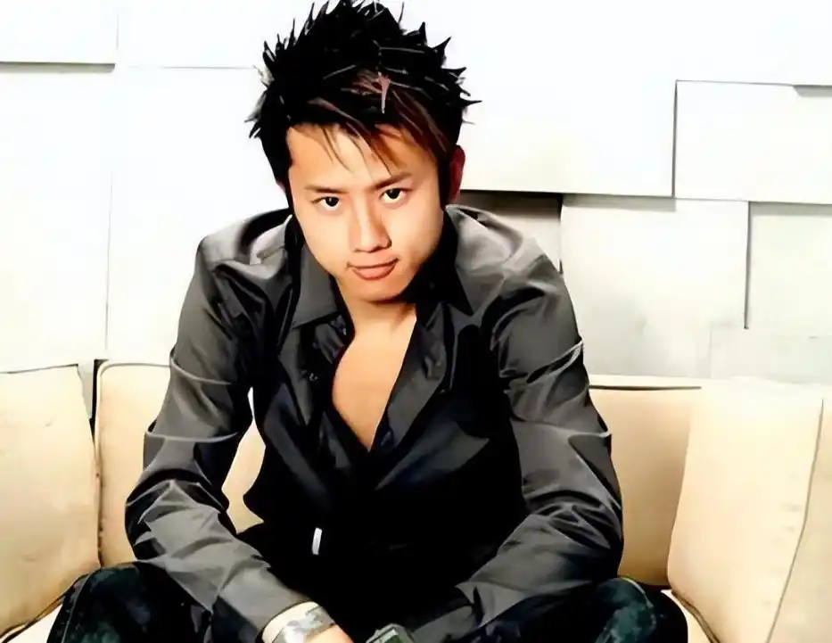 离婚传闻不足一年，张杰盛大宣布喜讯，揭开姐弟恋的“遮羞面纱”