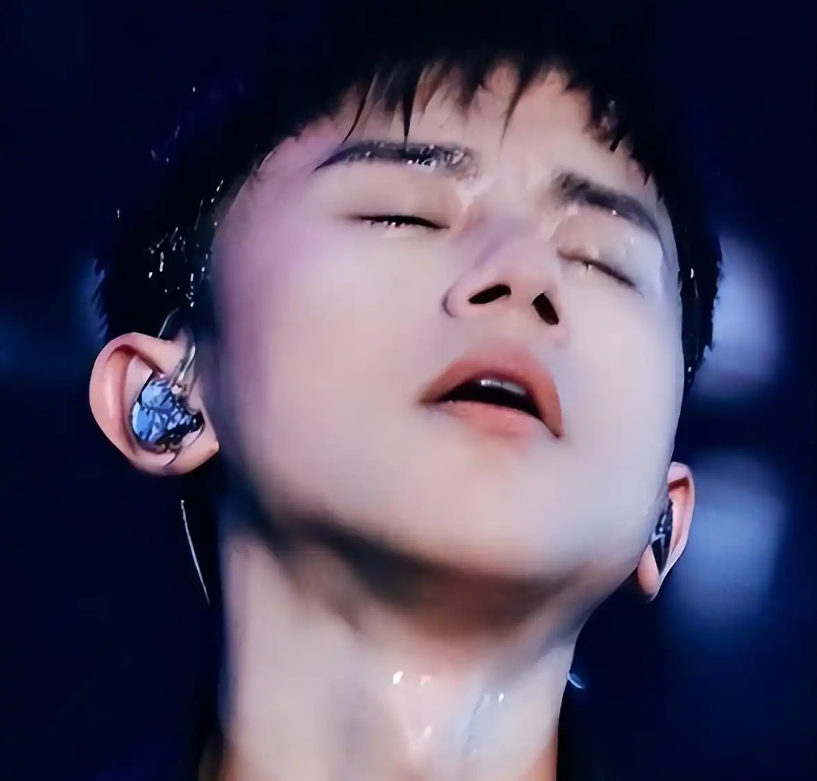 离婚传闻不足一年，张杰盛大宣布喜讯，揭开姐弟恋的“遮羞面纱”