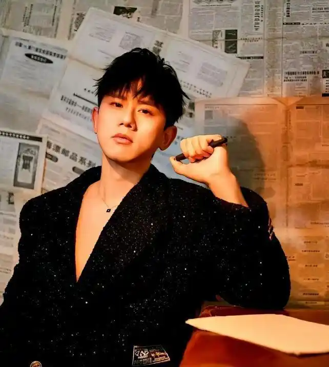 离婚传闻不足一年，张杰盛大宣布喜讯，揭开姐弟恋的“遮羞面纱”