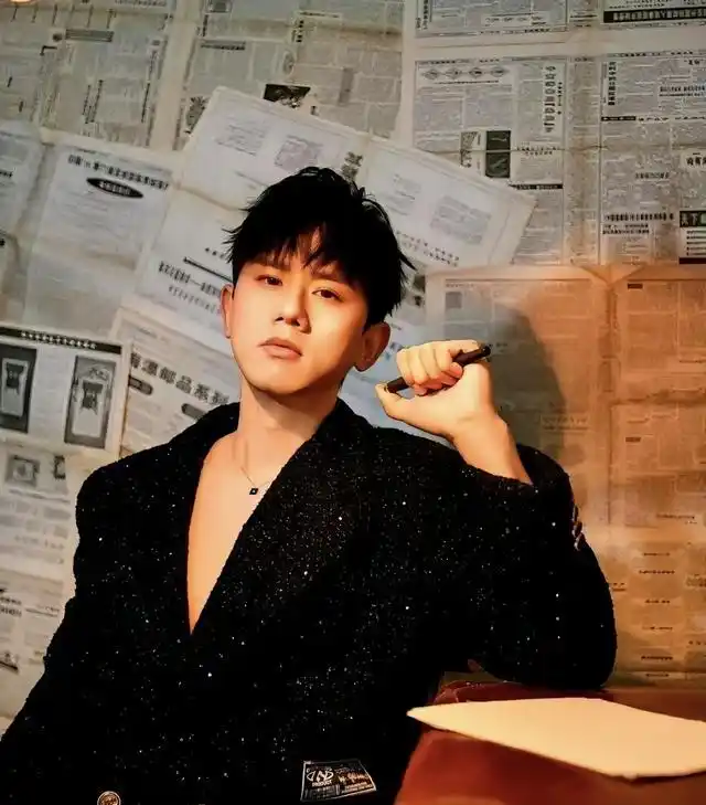 央媒发声，42岁张杰高调宣布好消息，全网送祝福，总算盼到这一天