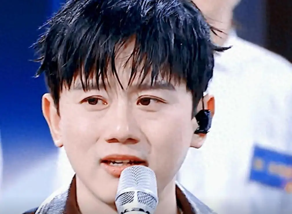 离婚传闻不到1年，张杰高调官宣喜讯，撕开了姐弟恋的"遮羞布"