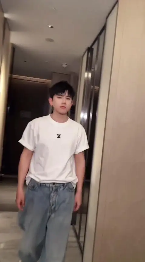 离婚传闻不到1年，张杰高调官宣喜讯，撕开了姐弟恋的"遮羞布"