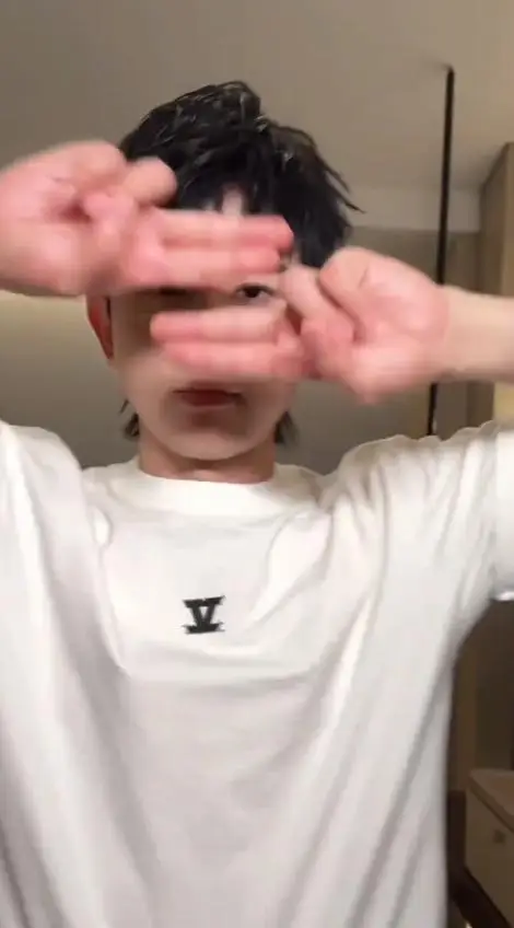 离婚传闻不到1年，张杰高调官宣喜讯，撕开了姐弟恋的"遮羞布"