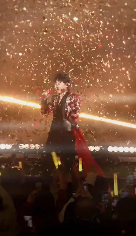 离婚传闻不到1年，张杰高调官宣喜讯，撕开了姐弟恋的"遮羞布"