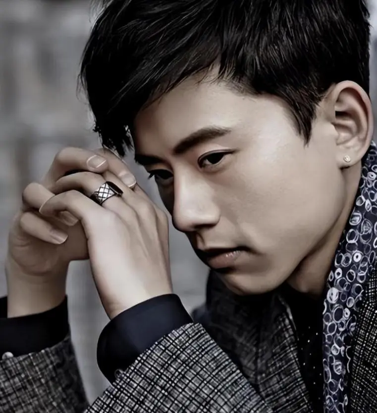 离婚传闻不到1年，张杰高调官宣喜讯，撕开了姐弟恋的"遮羞布"