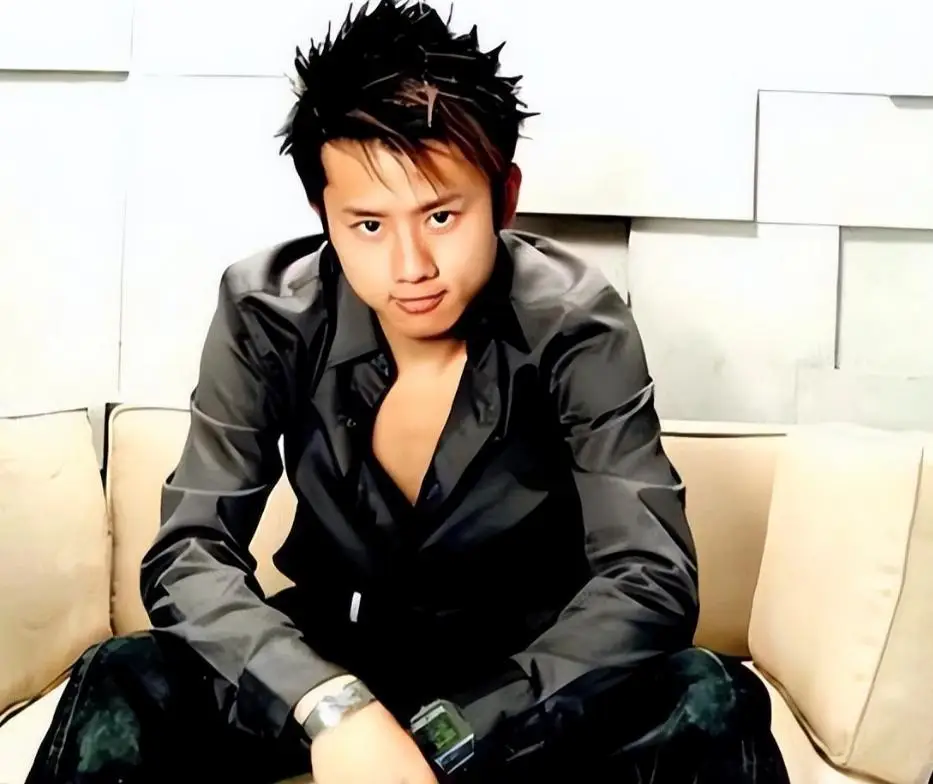 离婚传闻不到1年，张杰高调官宣喜讯，撕开了姐弟恋的"遮羞布"