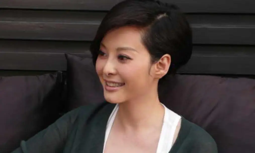 被宠12年不愿结婚，他娶了奥运冠军家庭美满，她却三婚50岁无子女