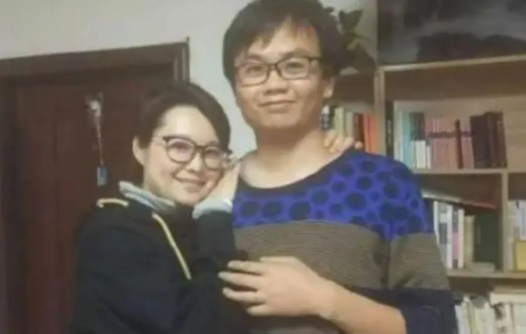 被宠12年不愿结婚，他娶了奥运冠军家庭美满，她却三婚50岁无子女