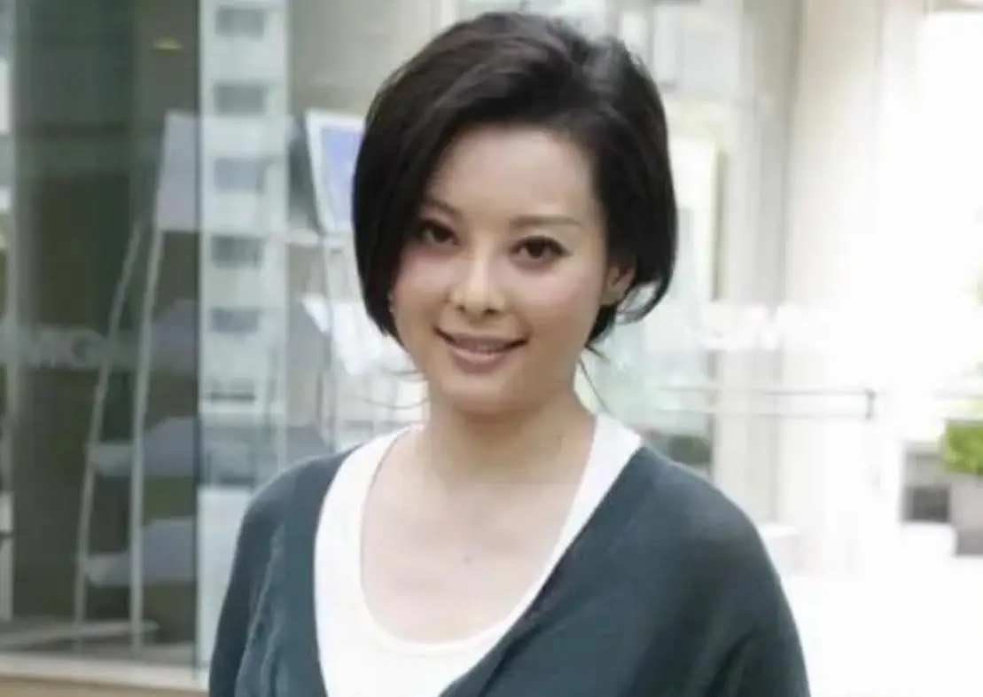 被宠12年不愿结婚，他娶了奥运冠军家庭美满，她却三婚50岁无子女