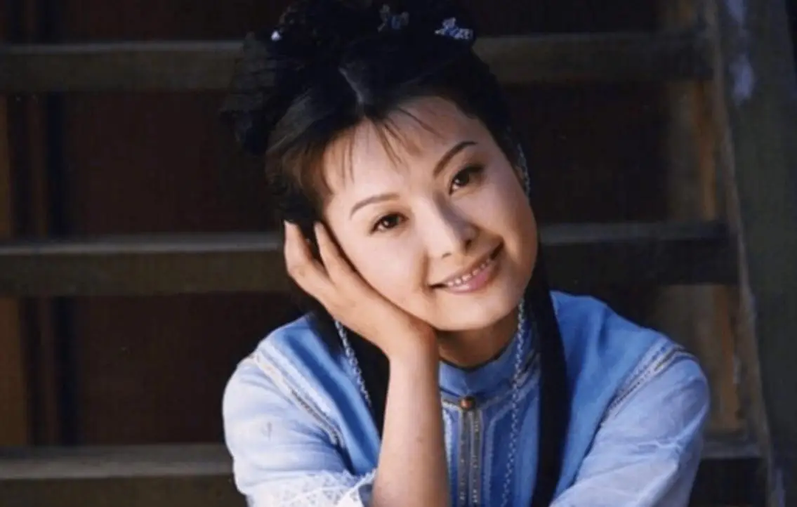 被宠12年不愿结婚，他娶了奥运冠军家庭美满，她却三婚50岁无子女