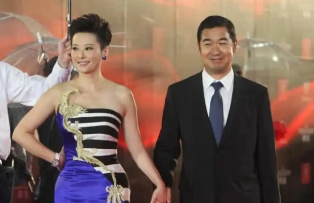 被宠12年不愿结婚，他娶了奥运冠军家庭美满，她却三婚50岁无子女