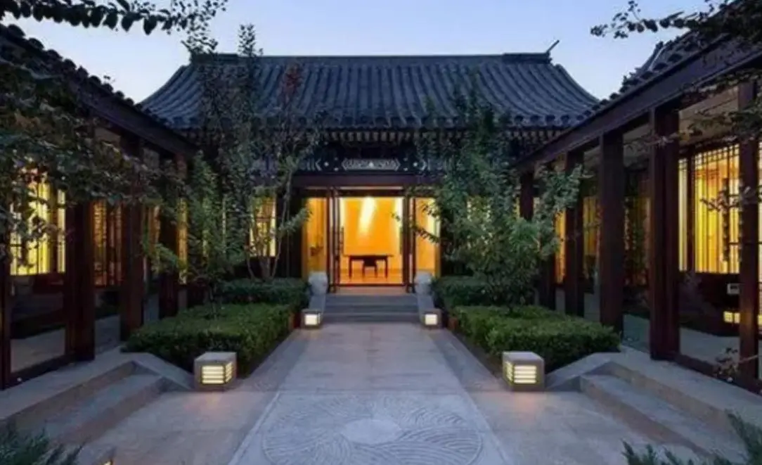 被宠12年不愿结婚，他娶了奥运冠军家庭美满，她却三婚50岁无子女