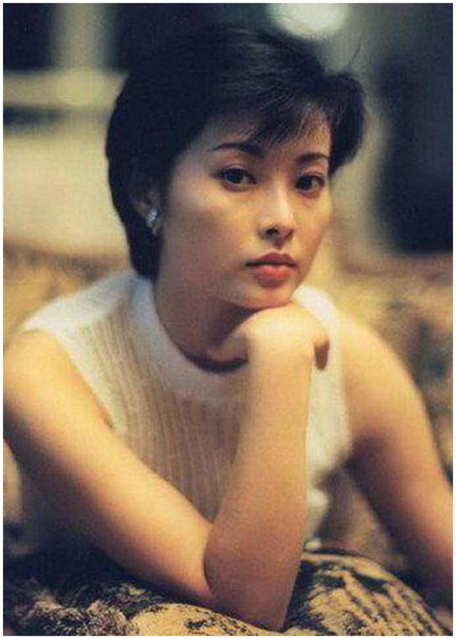 事实证明，50岁的袁立已经活成一个“笑话”