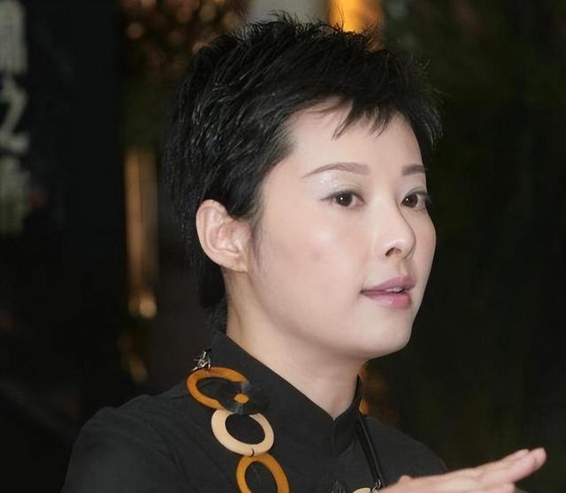 事实证明，50岁的袁立已经活成一个“笑话”