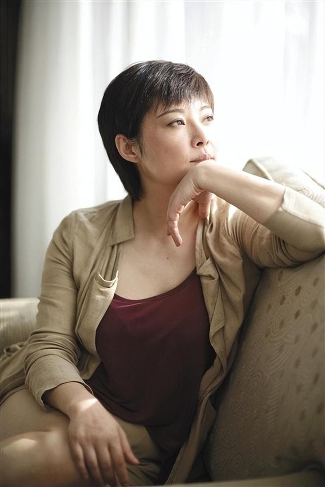 事实证明，50岁的袁立已经活成一个“笑话”