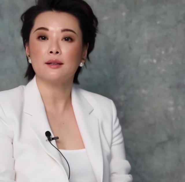 事实证明，50岁的袁立已经活成一个“笑话”