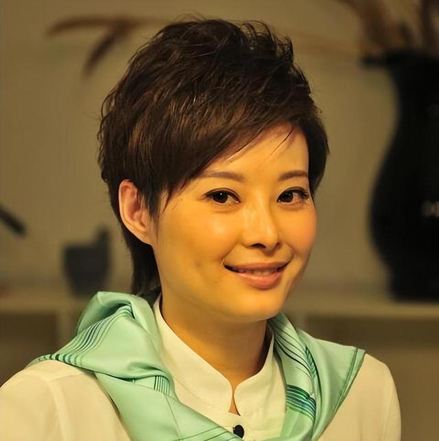 事实证明，50岁的袁立已经活成一个“笑话”