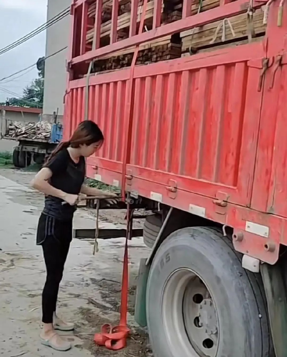 对话35岁女货车司机：旺季月入六万元，有三孩两货车一别墅