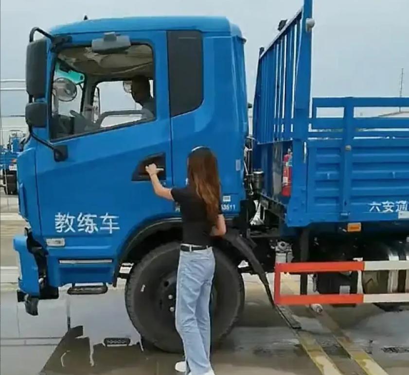 广东35岁货车女司机因长相出众爆火，跑货车月入6万，网友质疑！