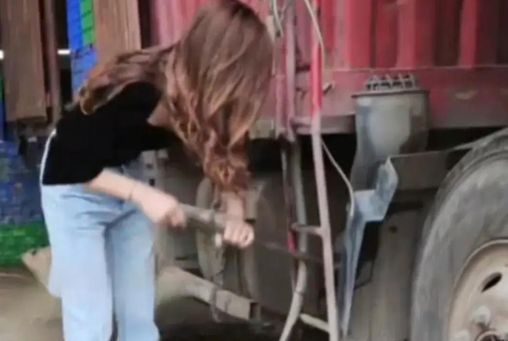 广东35岁货车女司机因长相出众爆火，跑货车月入6万，网友质疑！