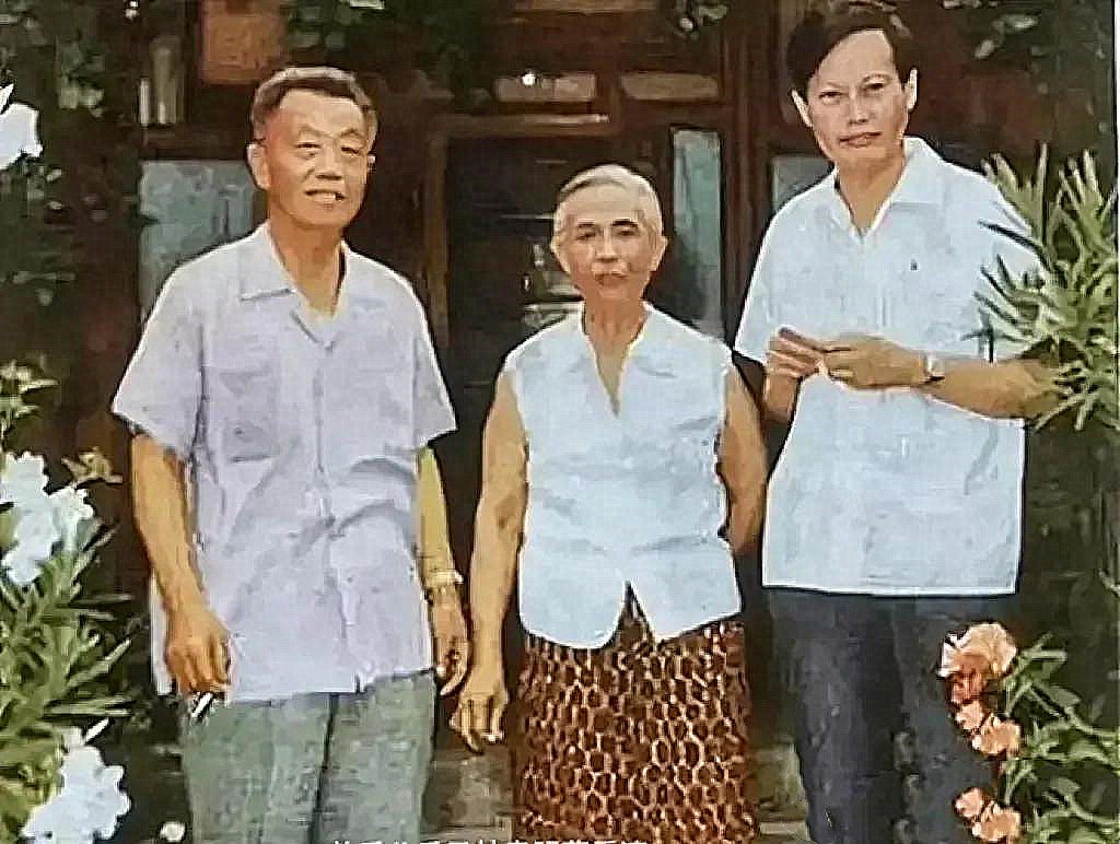 1971年，杨振宁和岳父杜聿明、岳母曹秀清在北京的合影，难掩紧张