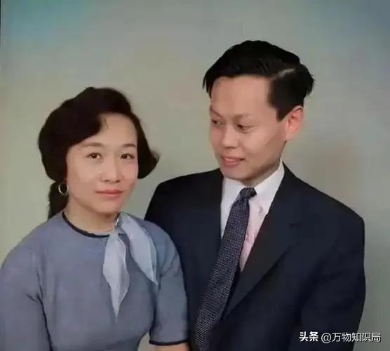 2024年，102岁杨振宁在北京家中留影，头发变黑了，翁帆身体发福