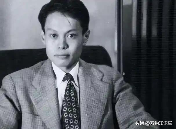 2024年，102岁杨振宁在北京家中留影，头发变黑了，翁帆身体发福