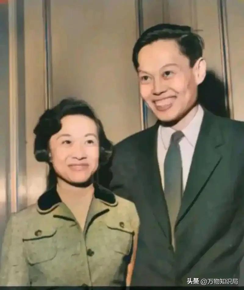 2024年，102岁杨振宁在北京家中留影，头发变黑了，翁帆身体发福