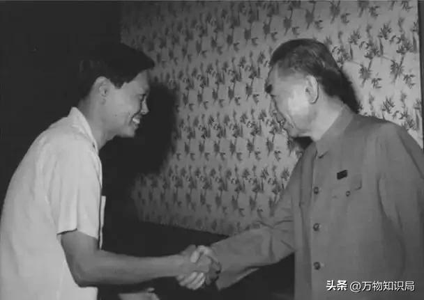 2024年，102岁杨振宁在北京家中留影，头发变黑了，翁帆身体发福