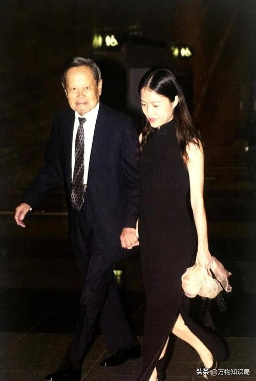 2024年，102岁杨振宁在北京家中留影，头发变黑了，翁帆身体发福