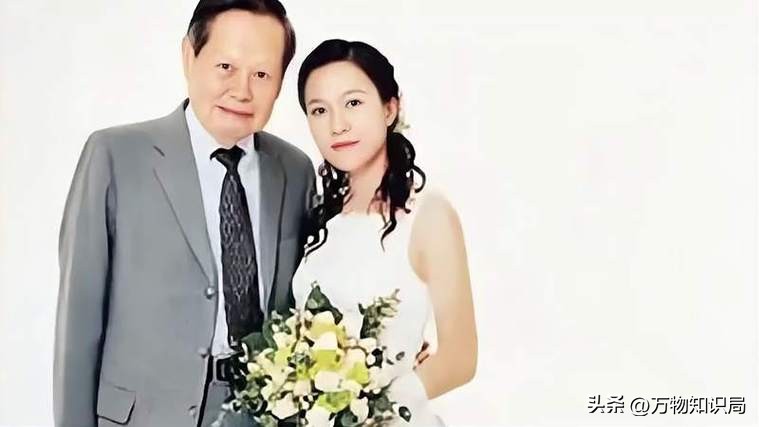 2024年，102岁杨振宁在北京家中留影，头发变黑了，翁帆身体发福