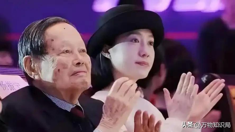 2024年，102岁杨振宁在北京家中留影，头发变黑了，翁帆身体发福