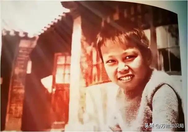 2024年，102岁杨振宁在北京家中留影，头发变黑了，翁帆身体发福