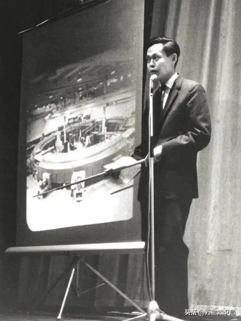 2024年，102岁杨振宁在北京家中留影，头发变黑了，翁帆身体发福