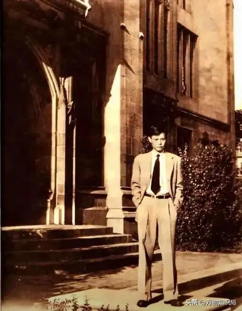 2024年，102岁杨振宁在北京家中留影，头发变黑了，翁帆身体发福