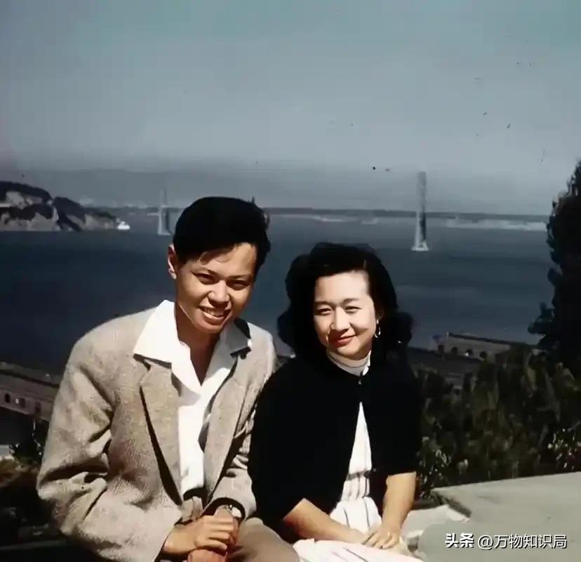 2024年，102岁杨振宁在北京家中留影，头发变黑了，翁帆身体发福