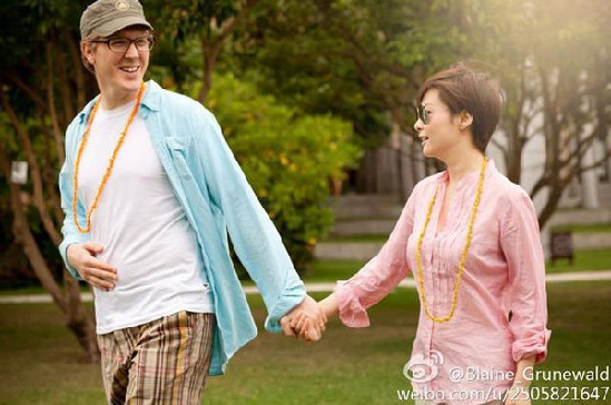 袁立与赵宝刚十指紧扣路边相拥 曾与张怡宁老公苦恋12年