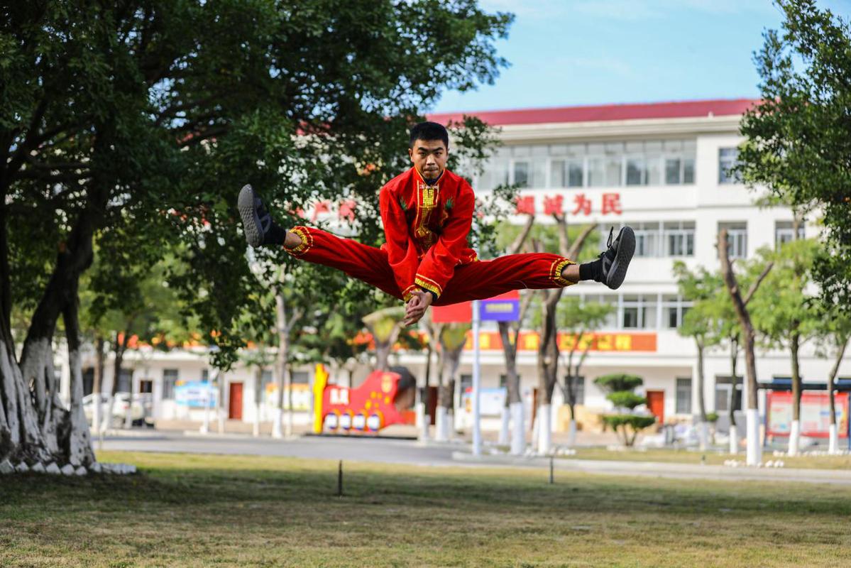 消防队里的“舞龙高手”林鹏辉