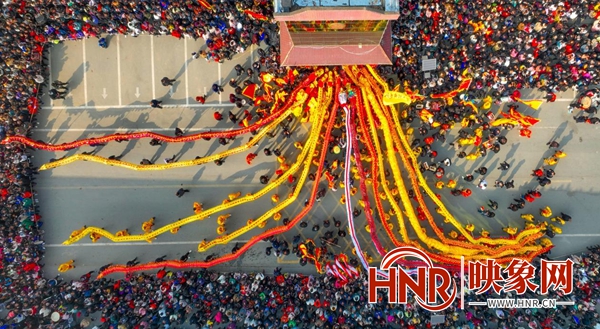 光山县：舞龙舞狮闹元宵 万人空巷共欢腾