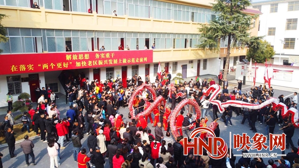 光山县：舞龙舞狮闹元宵 万人空巷共欢腾