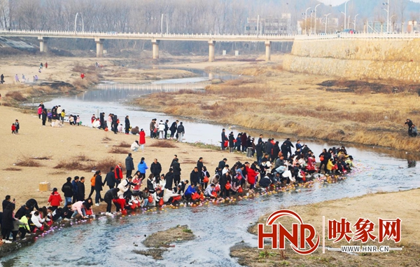 光山县：舞龙舞狮闹元宵 万人空巷共欢腾