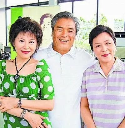 73岁雷洪：有钱就胡搞，现实版“韦小宝”，有1妻5妾，再娶娇妻