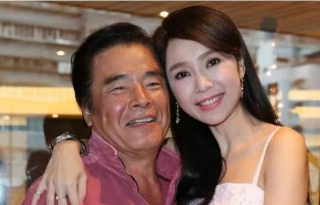 73岁雷洪：有钱就胡搞，现实版“韦小宝”，有1妻5妾，再娶娇妻