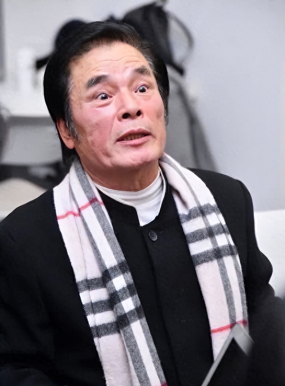 老戏骨雷洪：6个老婆同住一屋，每人每月7万零花钱，71岁娶第七房