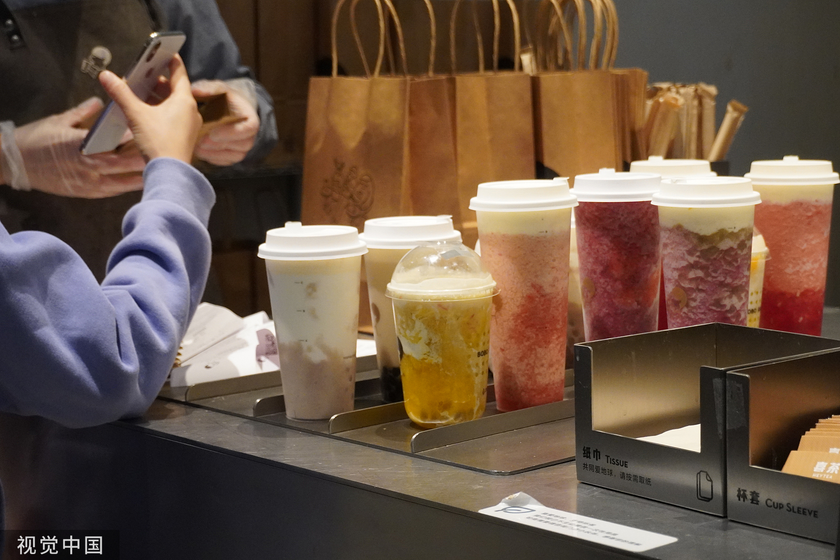 网红茶饮，在主场闪了腰