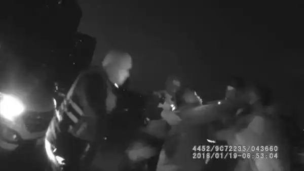 北京警方：一男子暴力袭警致两民警受伤，涉妨害公务罪被刑拘